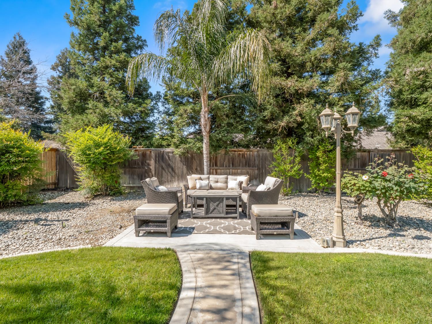 1070 N Homsy Ave, Clovis, CA 93611