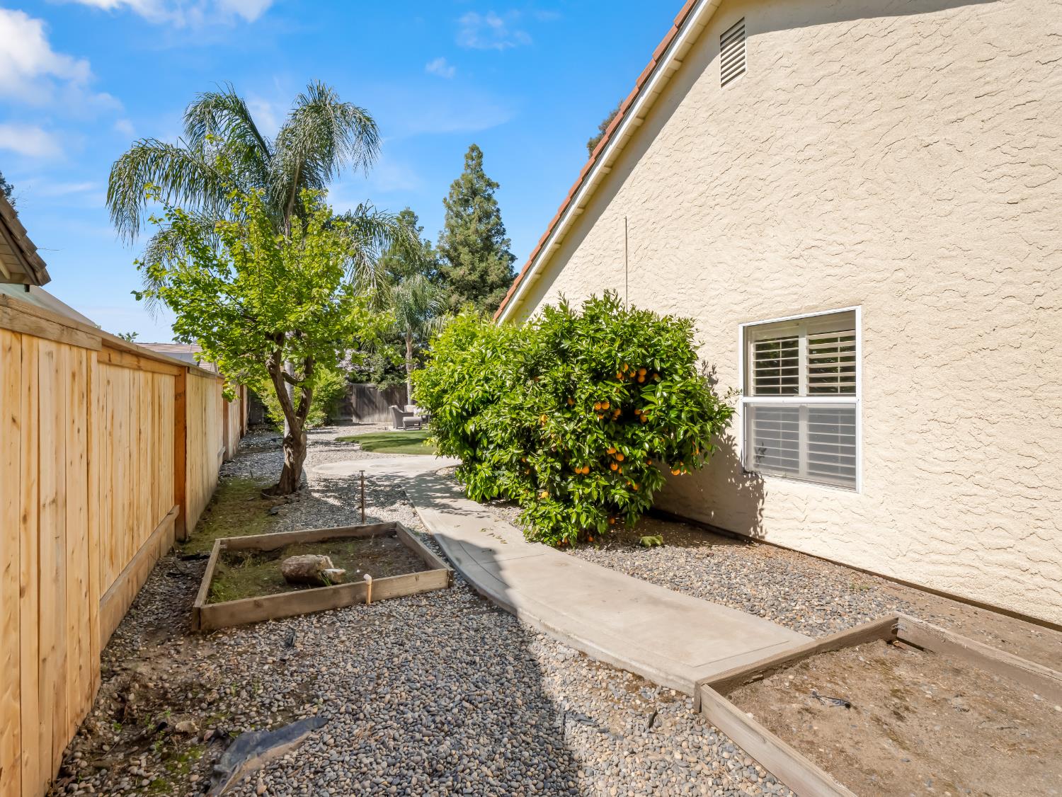 1070 N Homsy Ave, Clovis, CA 93611