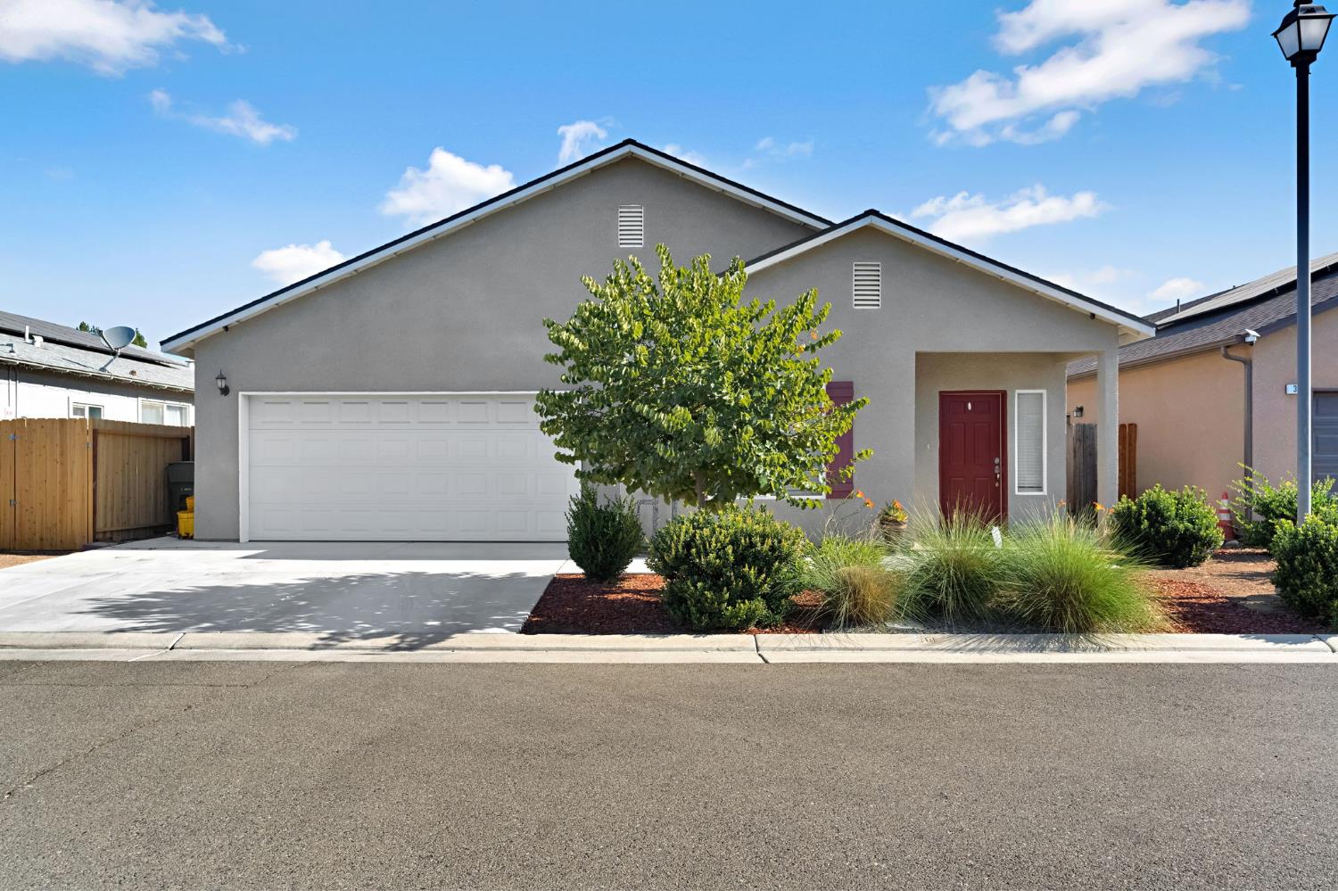 375 Amber Ln, Dinuba, CA 93618