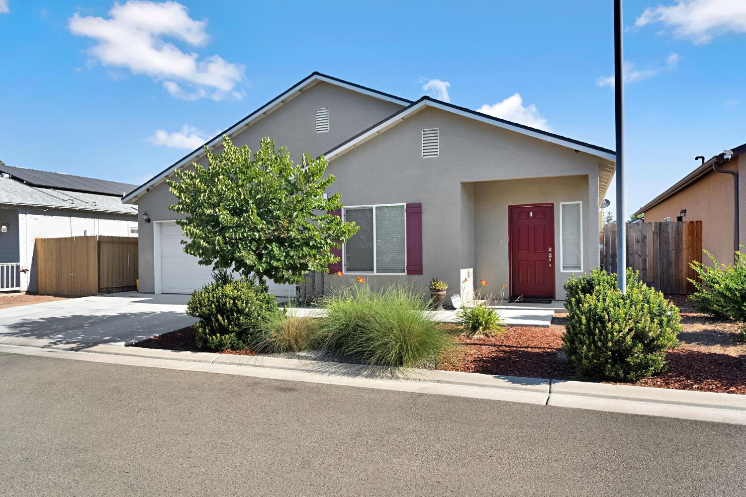 375 Amber Ln, Dinuba, CA 93618