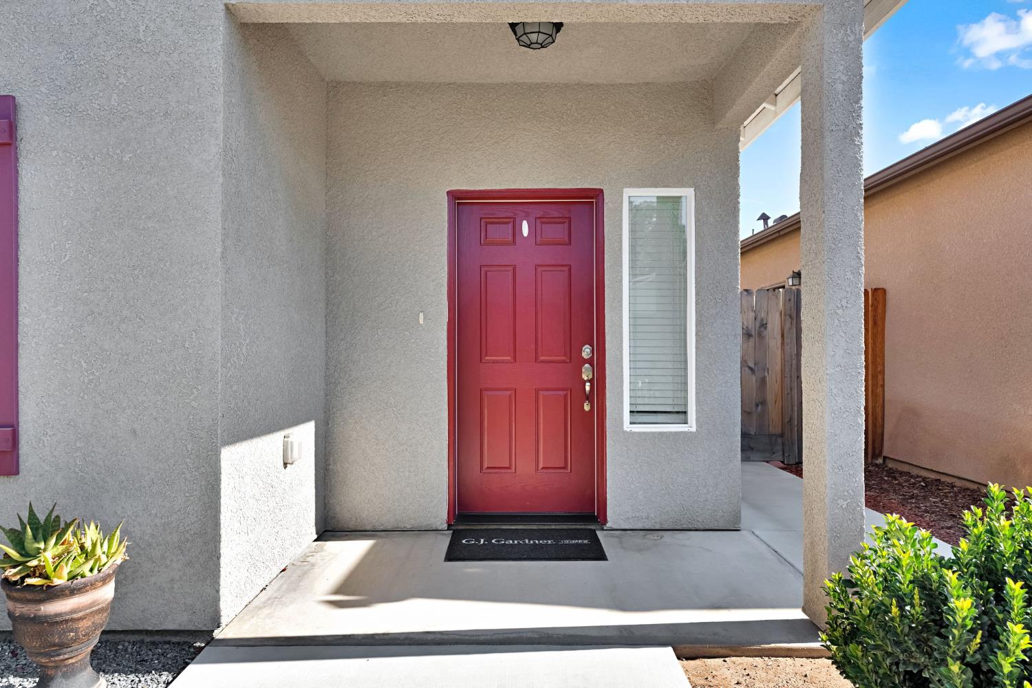 375 Amber Ln, Dinuba, CA 93618