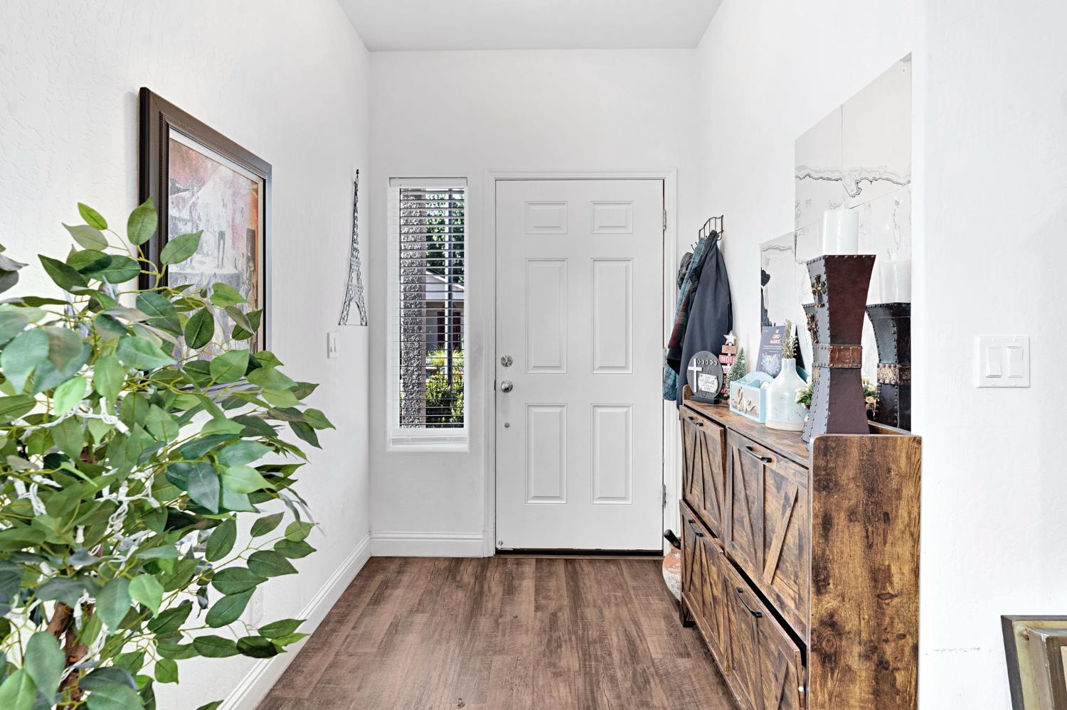 375 Amber Ln, Dinuba, CA 93618