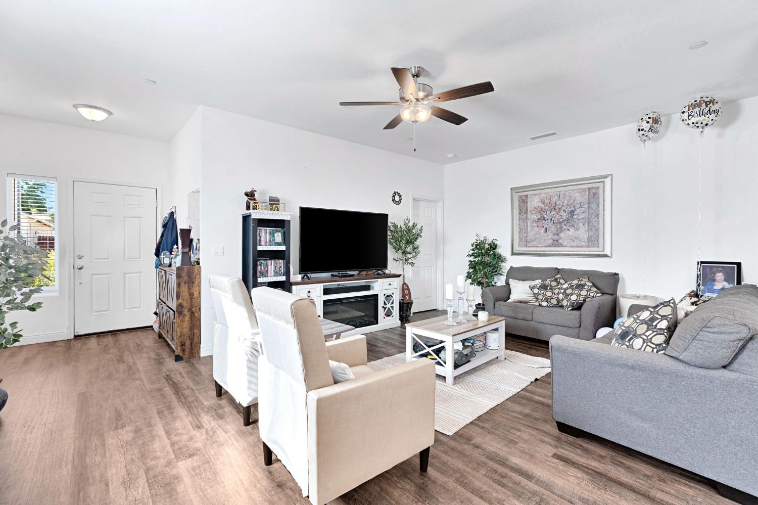 375 Amber Ln, Dinuba, CA 93618