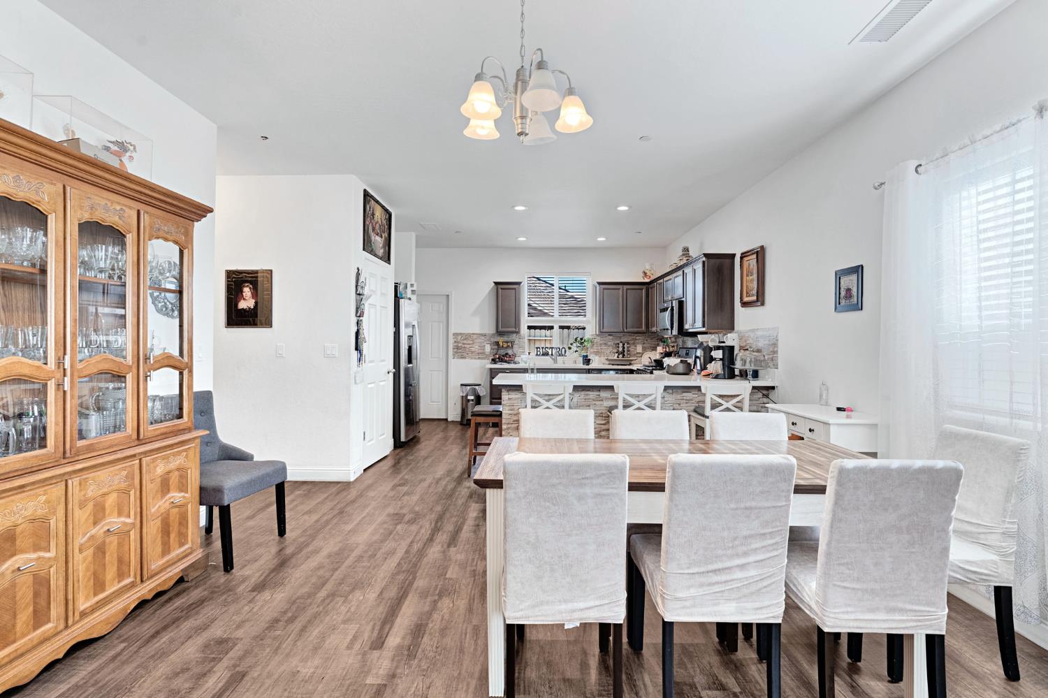 375 Amber Ln, Dinuba, CA 93618