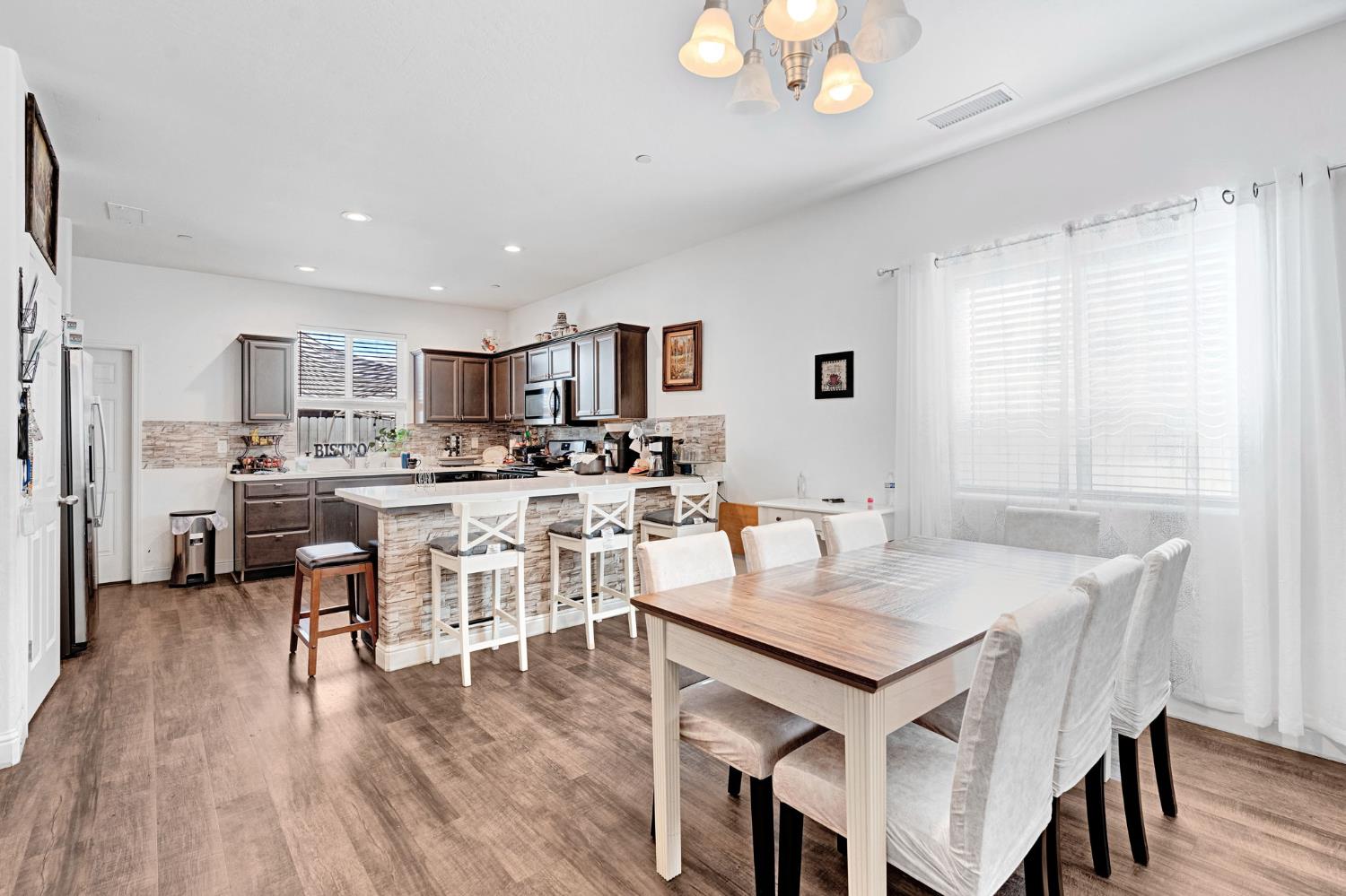 375 Amber Ln, Dinuba, CA 93618