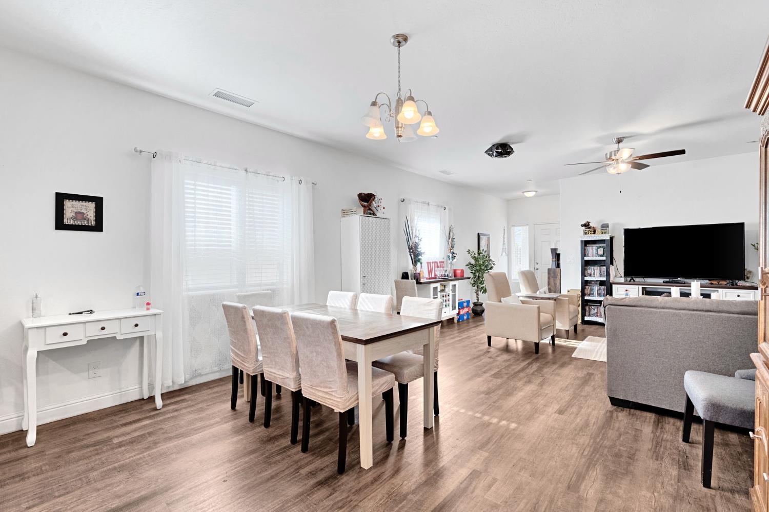 375 Amber Ln, Dinuba, CA 93618
