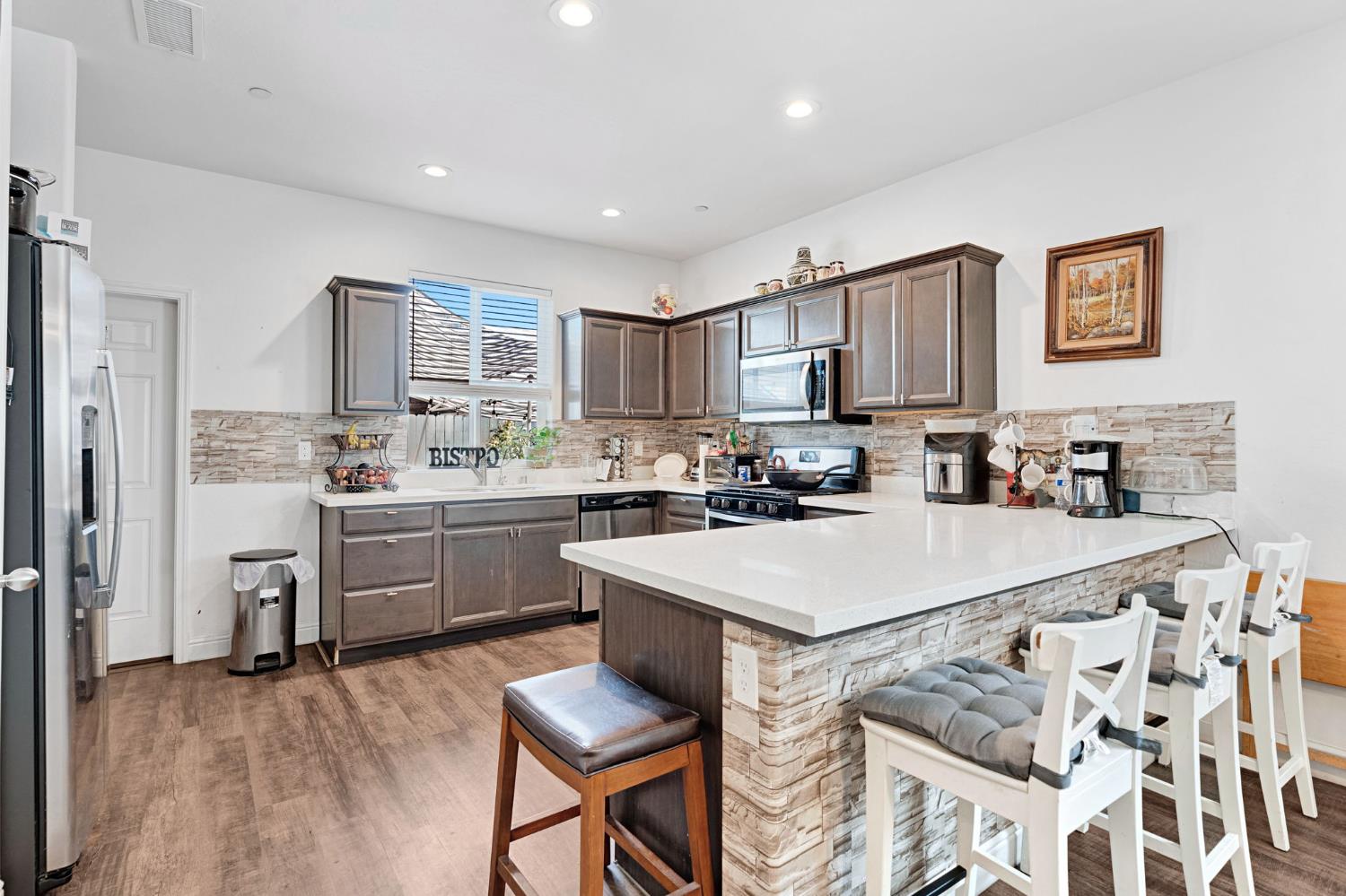 375 Amber Ln, Dinuba, CA 93618