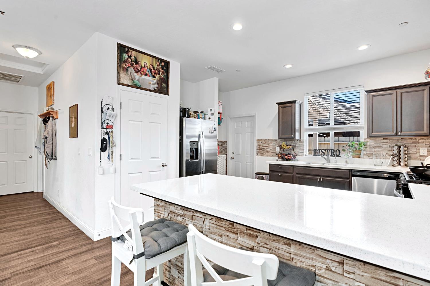 375 Amber Ln, Dinuba, CA 93618