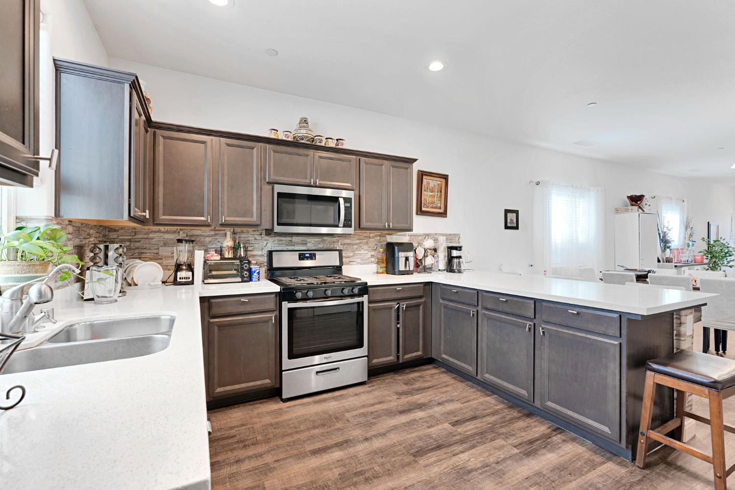 375 Amber Ln, Dinuba, CA 93618
