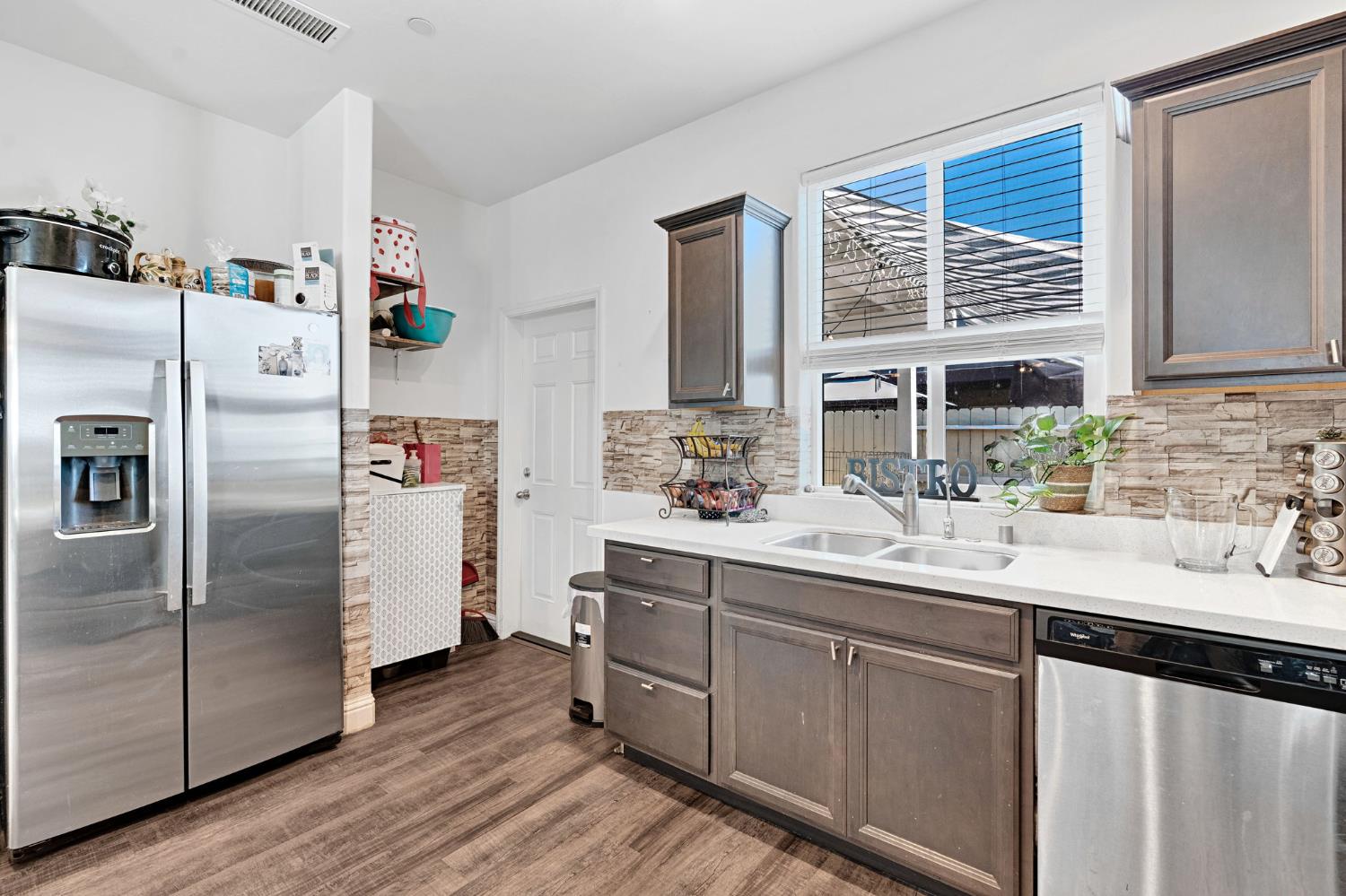 375 Amber Ln, Dinuba, CA 93618
