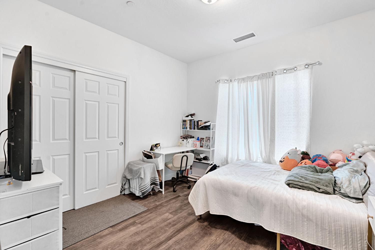 375 Amber Ln, Dinuba, CA 93618