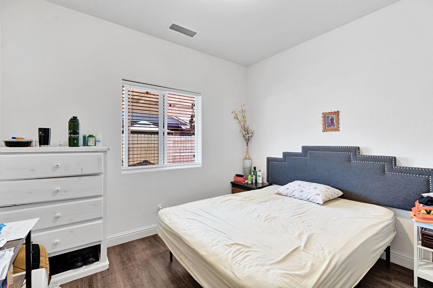 375 Amber Ln, Dinuba, CA 93618
