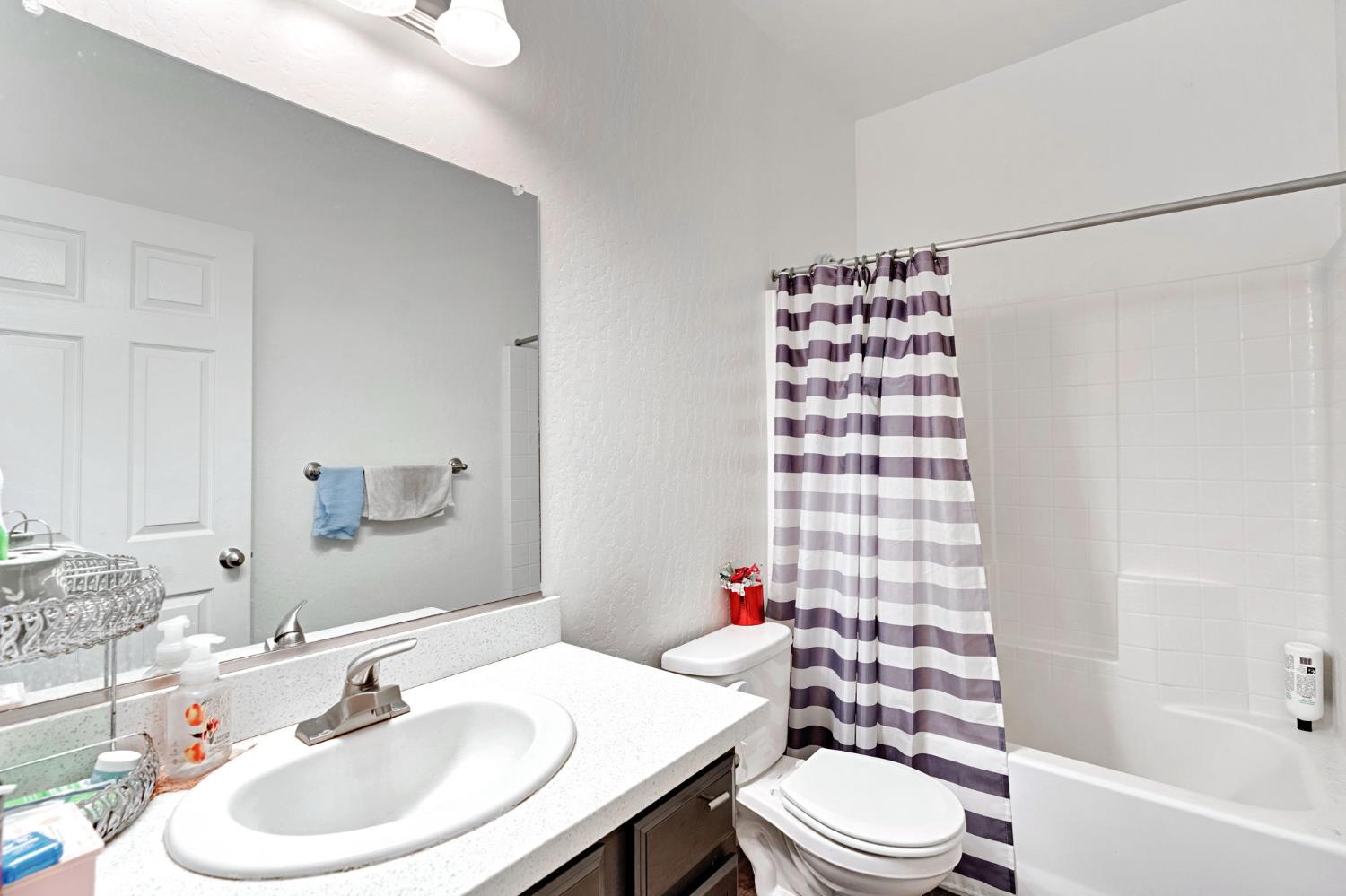 375 Amber Ln, Dinuba, CA 93618