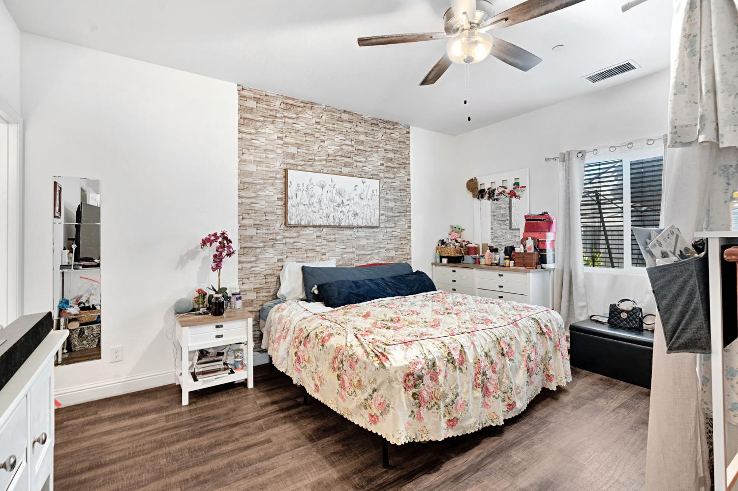375 Amber Ln, Dinuba, CA 93618