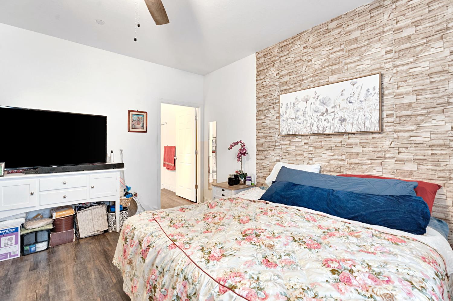 375 Amber Ln, Dinuba, CA 93618