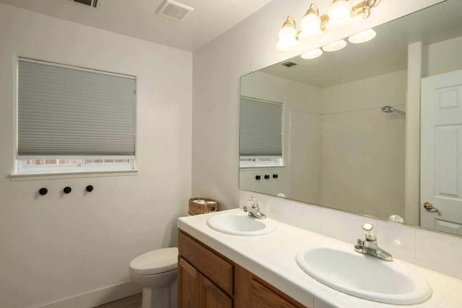 2370 Skansen St, Kingsburg, CA 93631