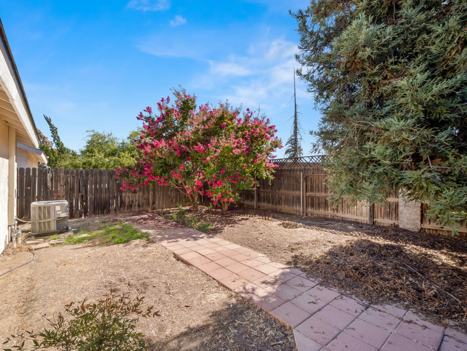 2313 N Milburn Ave, Fresno, CA 93722