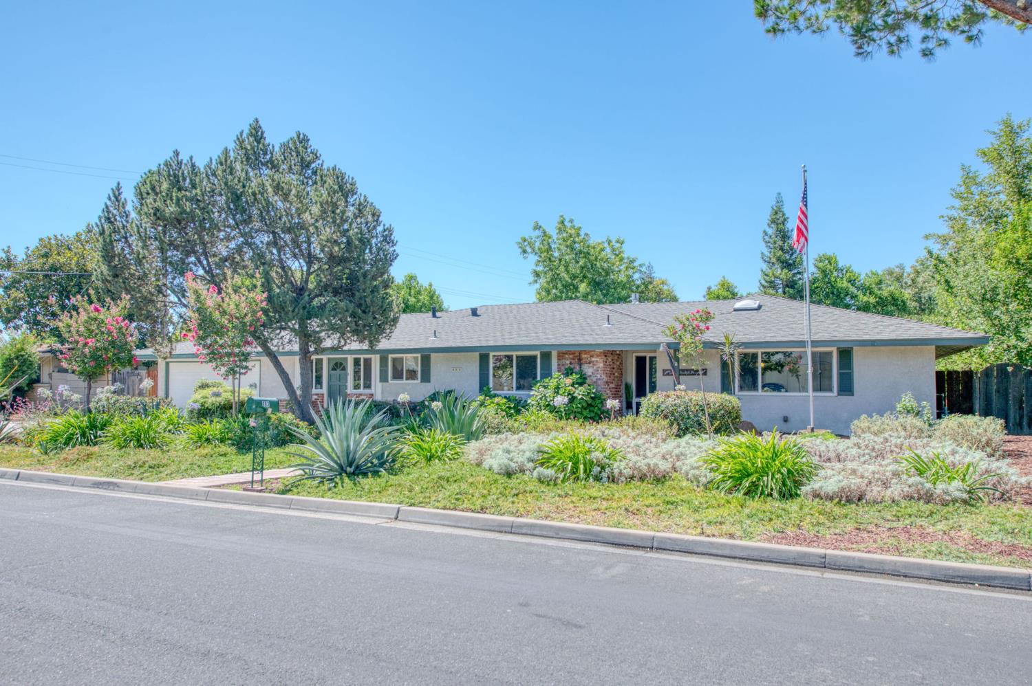 683 W Browning Ave, Fresno, CA 93704