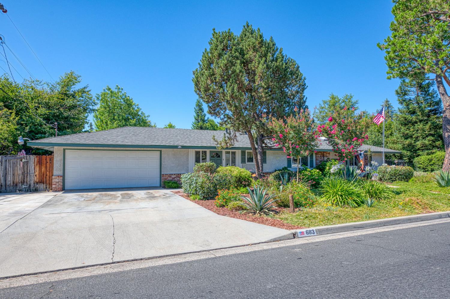 683 W Browning Ave, Fresno, CA 93704