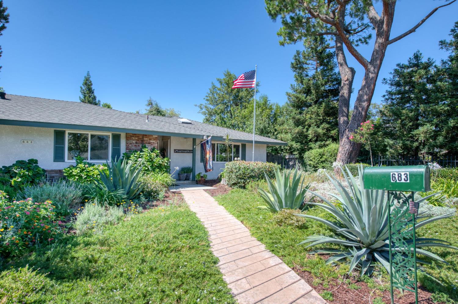 683 W Browning Ave, Fresno, CA 93704