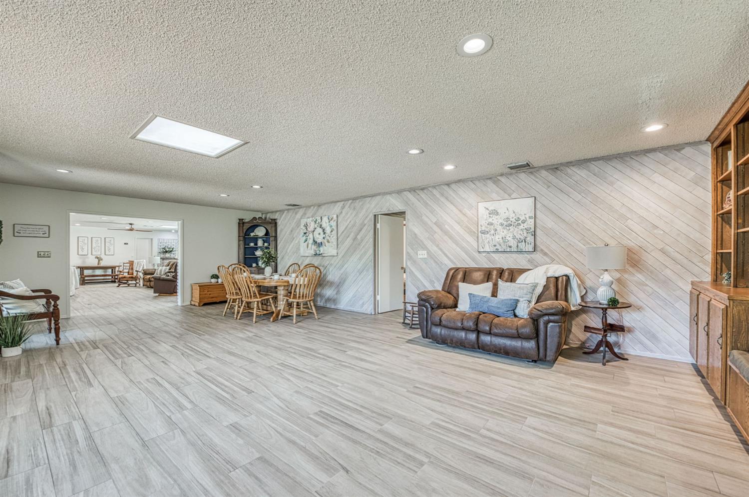 683 W Browning Ave, Fresno, CA 93704