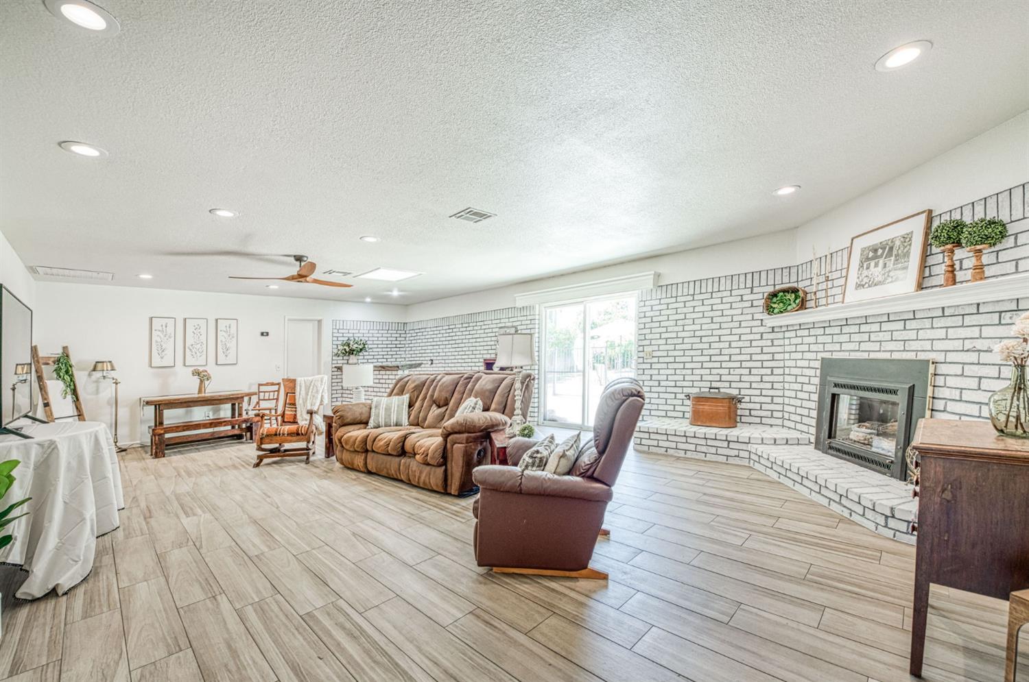 683 W Browning Ave, Fresno, CA 93704