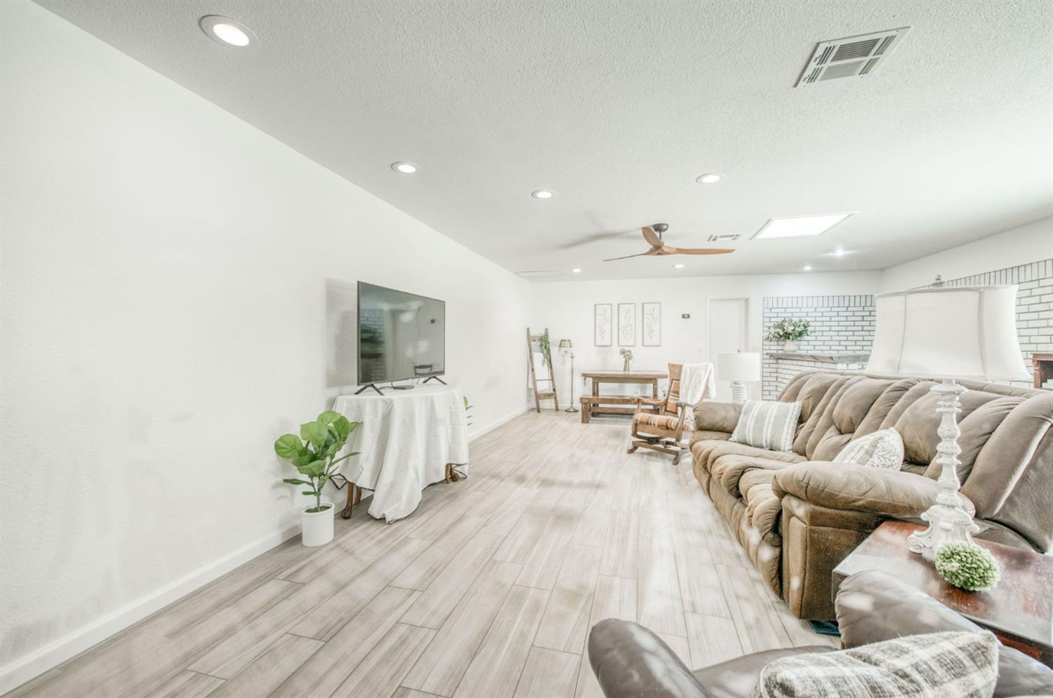 683 W Browning Ave, Fresno, CA 93704