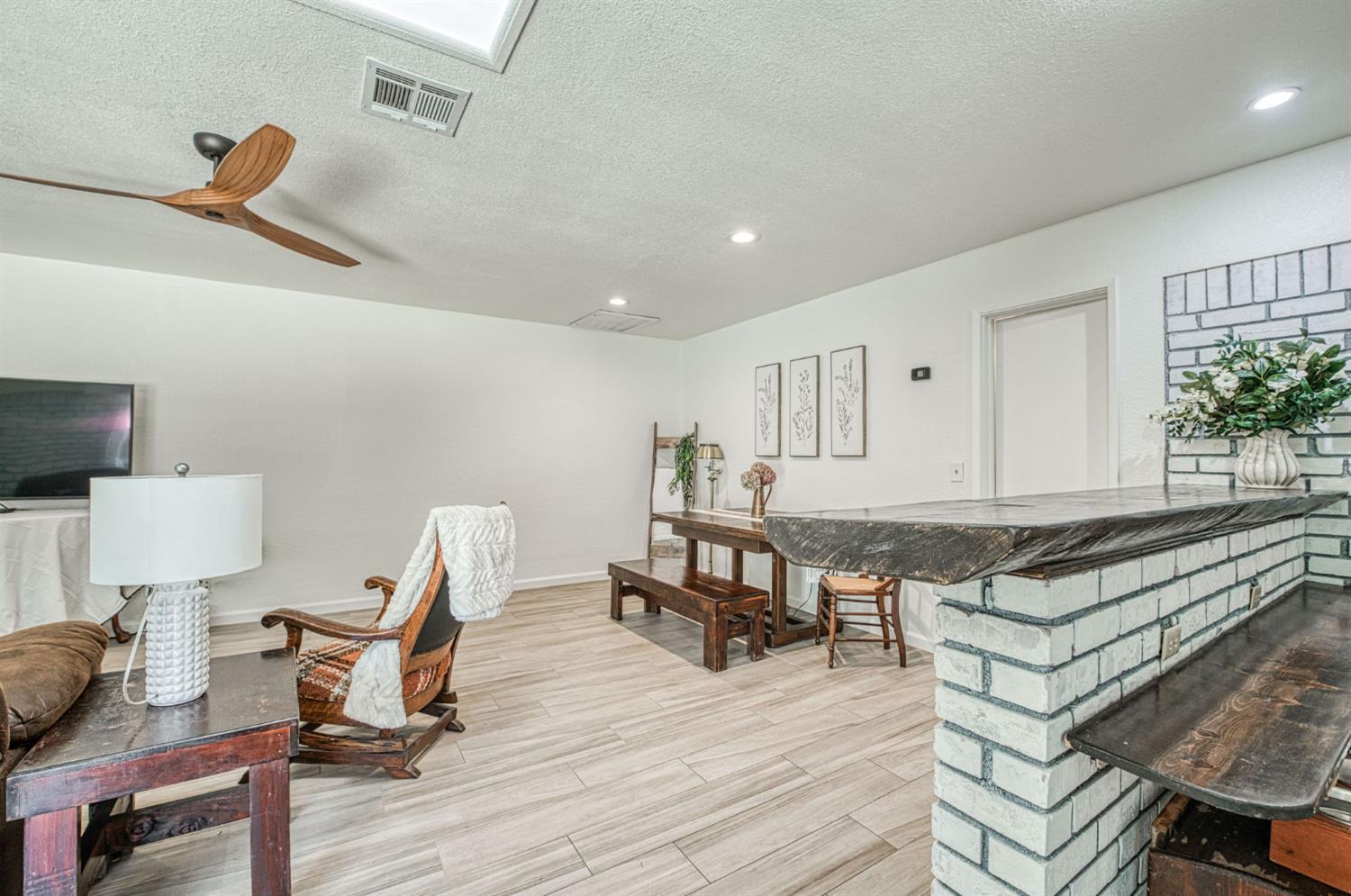 683 W Browning Ave, Fresno, CA 93704