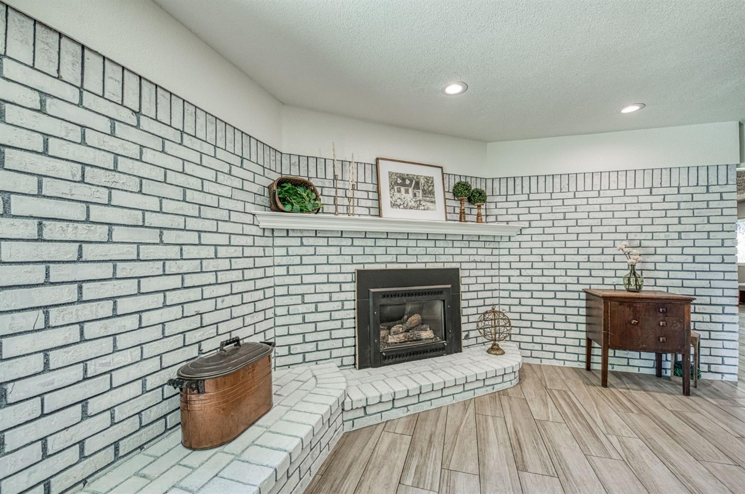 683 W Browning Ave, Fresno, CA 93704
