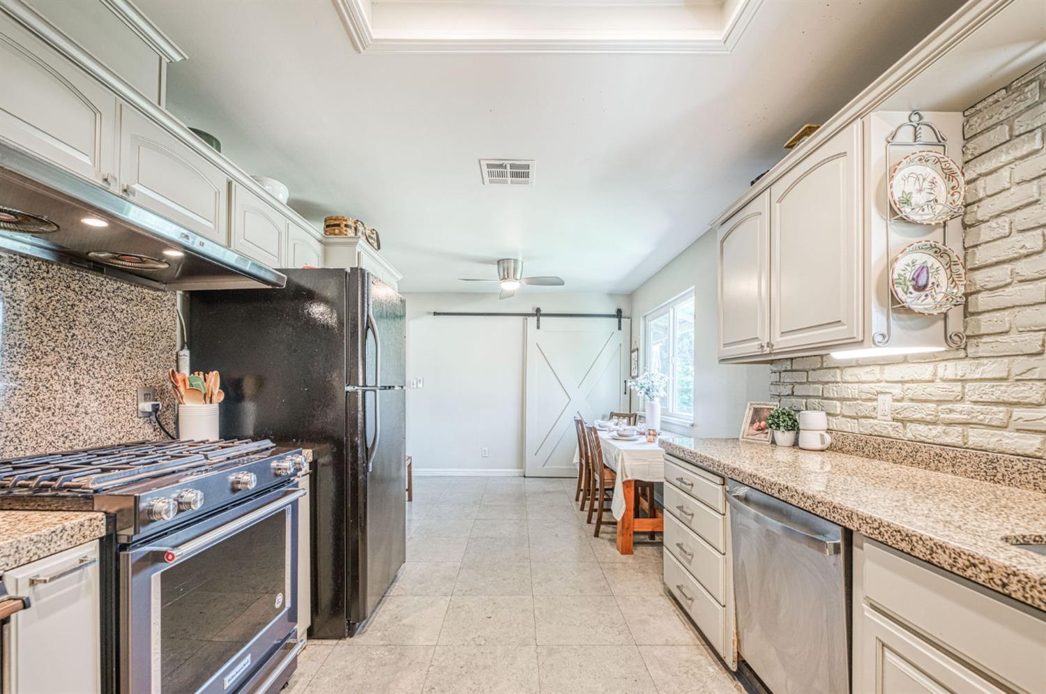 683 W Browning Ave, Fresno, CA 93704