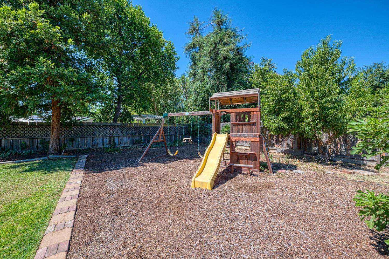 683 W Browning Ave, Fresno, CA 93704
