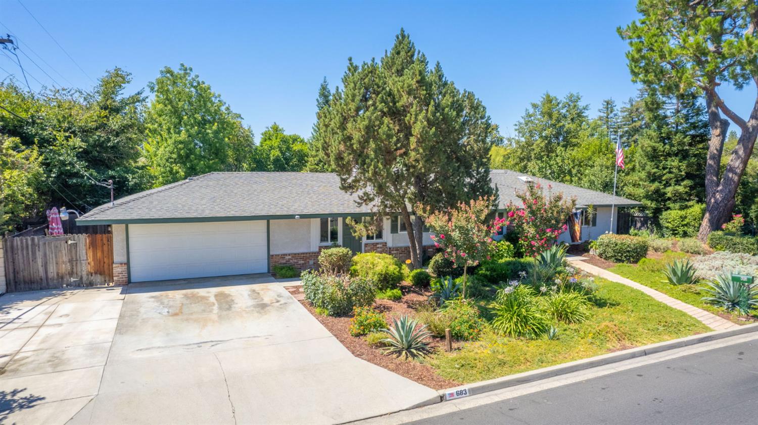 683 W Browning Ave, Fresno, CA 93704