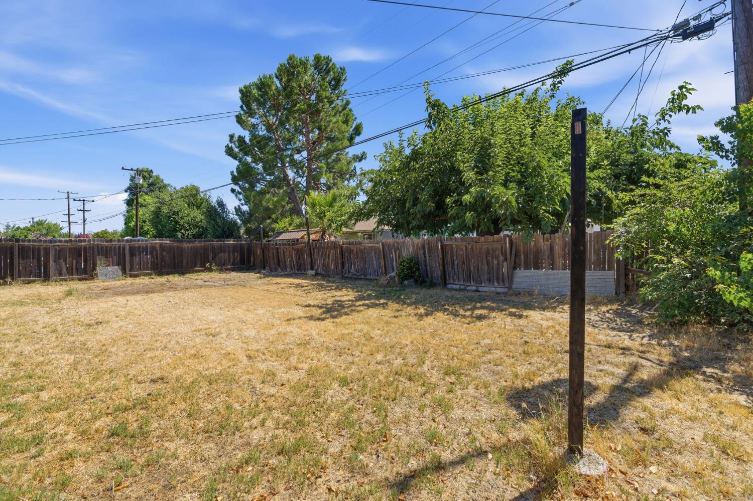 3504 N Wolters Ave, Fresno, CA 93726