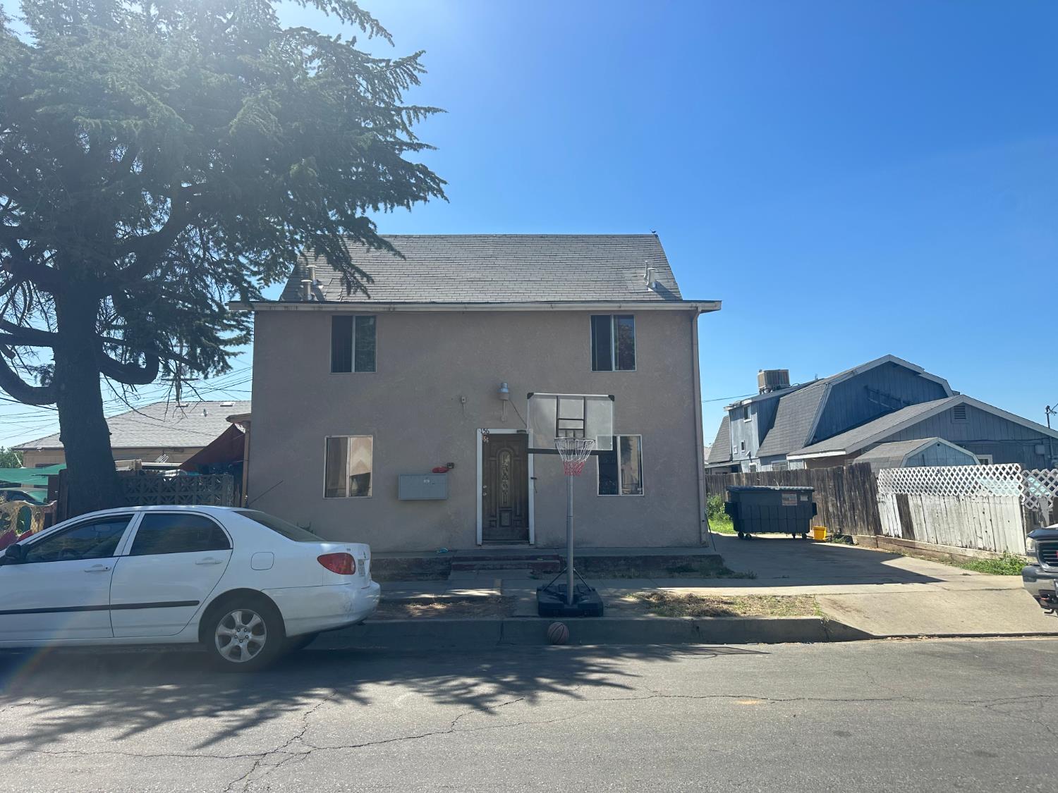 156 W Ventura, Dinuba, CA 93618