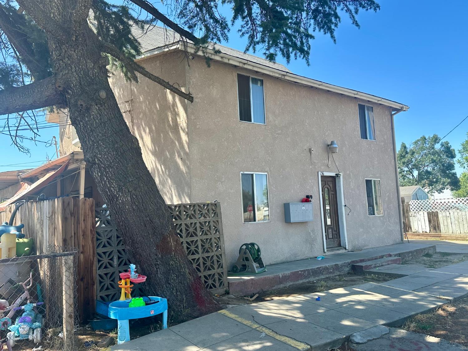 156 W Ventura, Dinuba, CA 93618