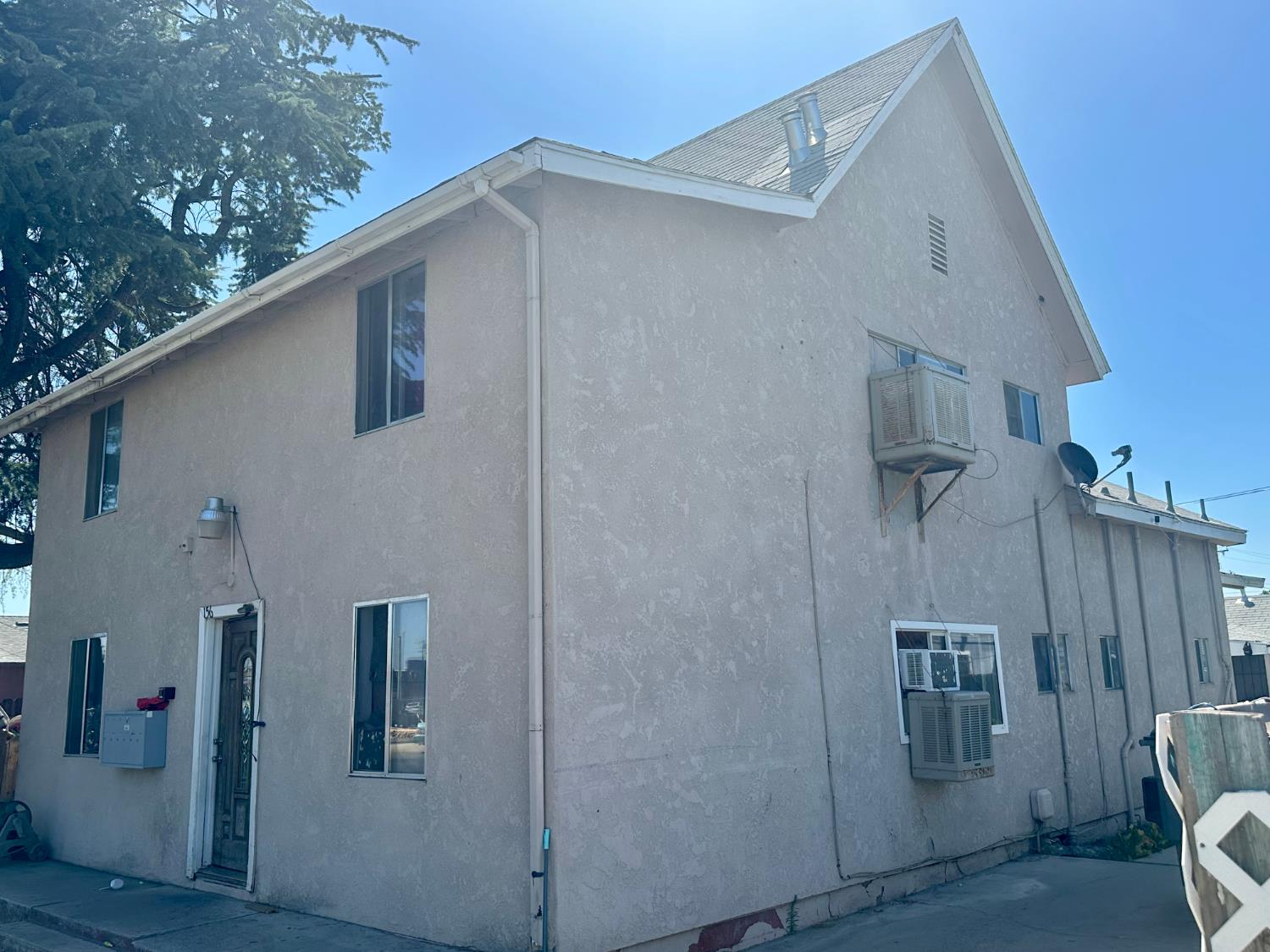 156 W Ventura, Dinuba, CA 93618
