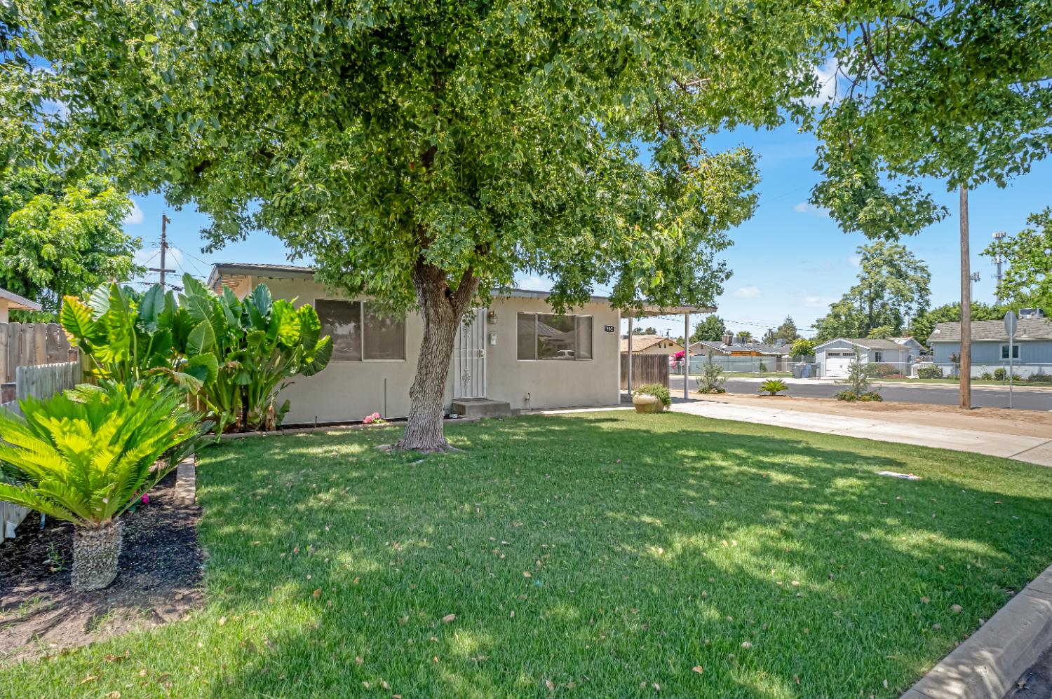 902 Music Ave, Clovis, CA 93612