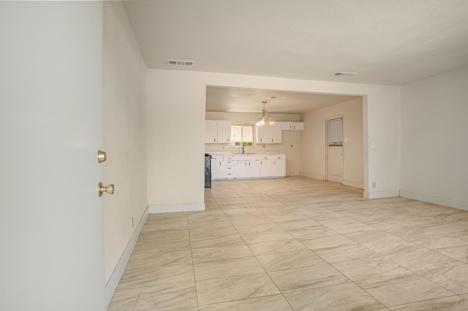 902 Music Ave, Clovis, CA 93612