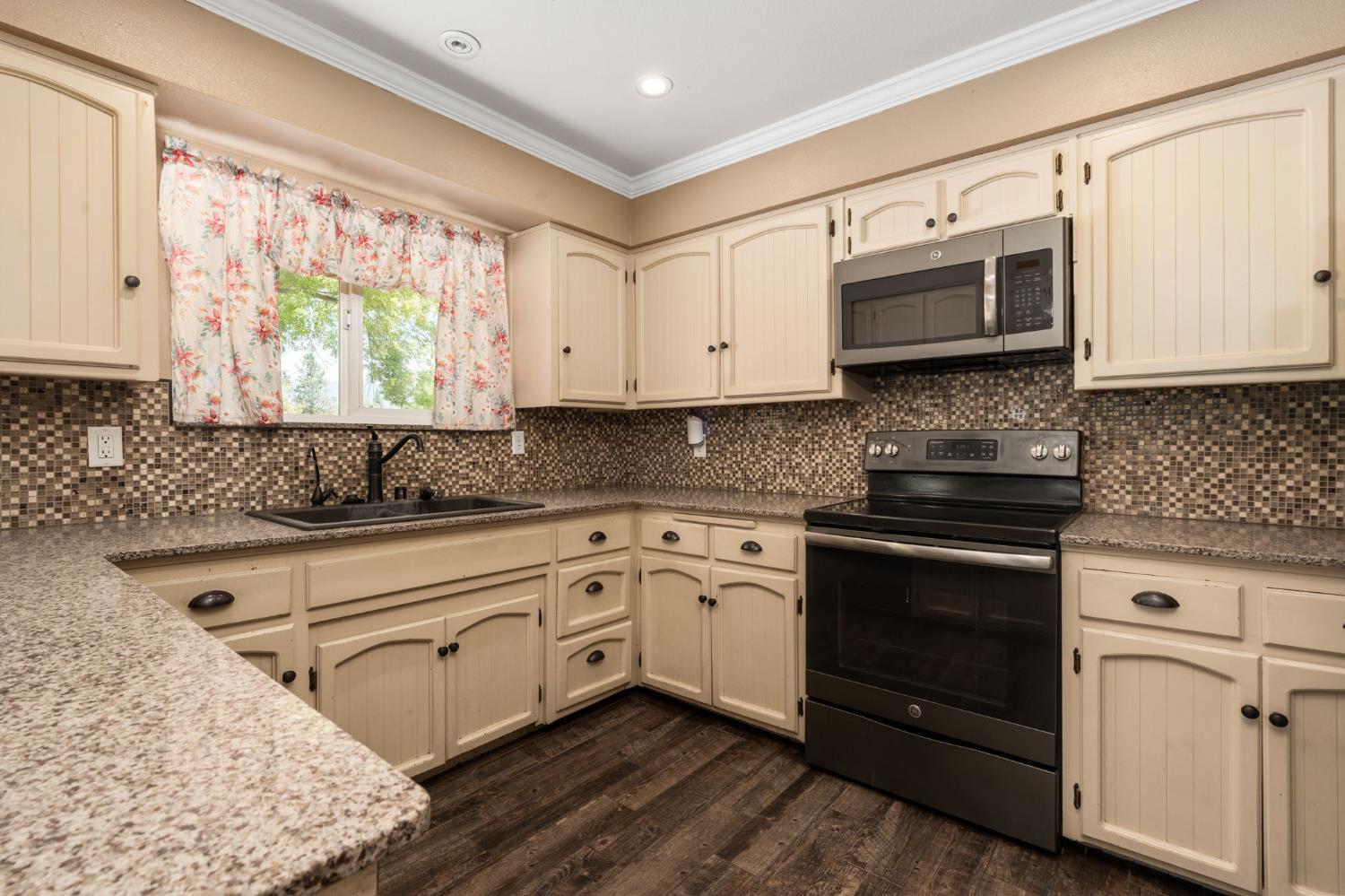 39749 Pine Ridge Rd, Oakhurst, CA 93644