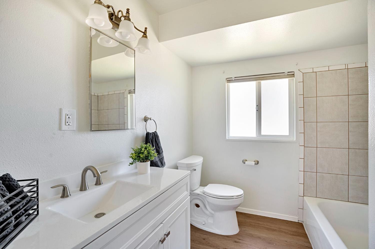 4326 N Gearhart Ave, Fresno, CA 93726