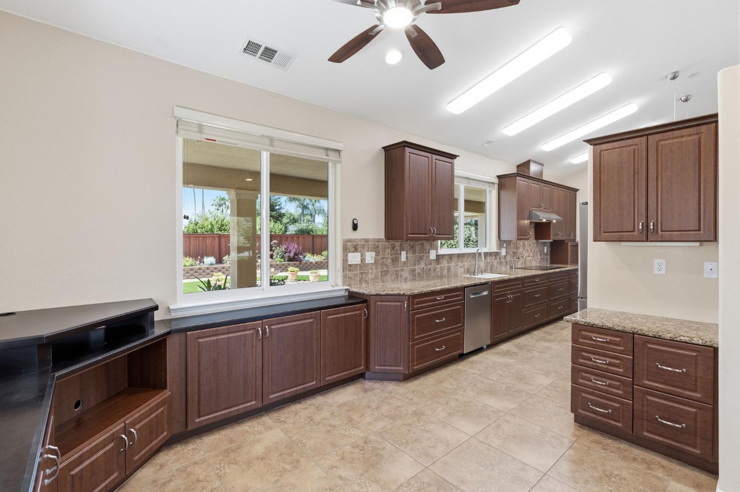 2038 Austin Ave, Clovis, CA 93611