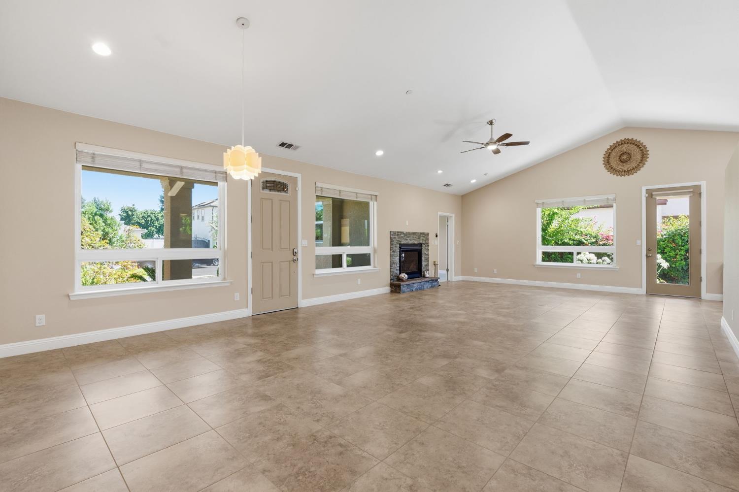 2038 Austin Ave, Clovis, CA 93611