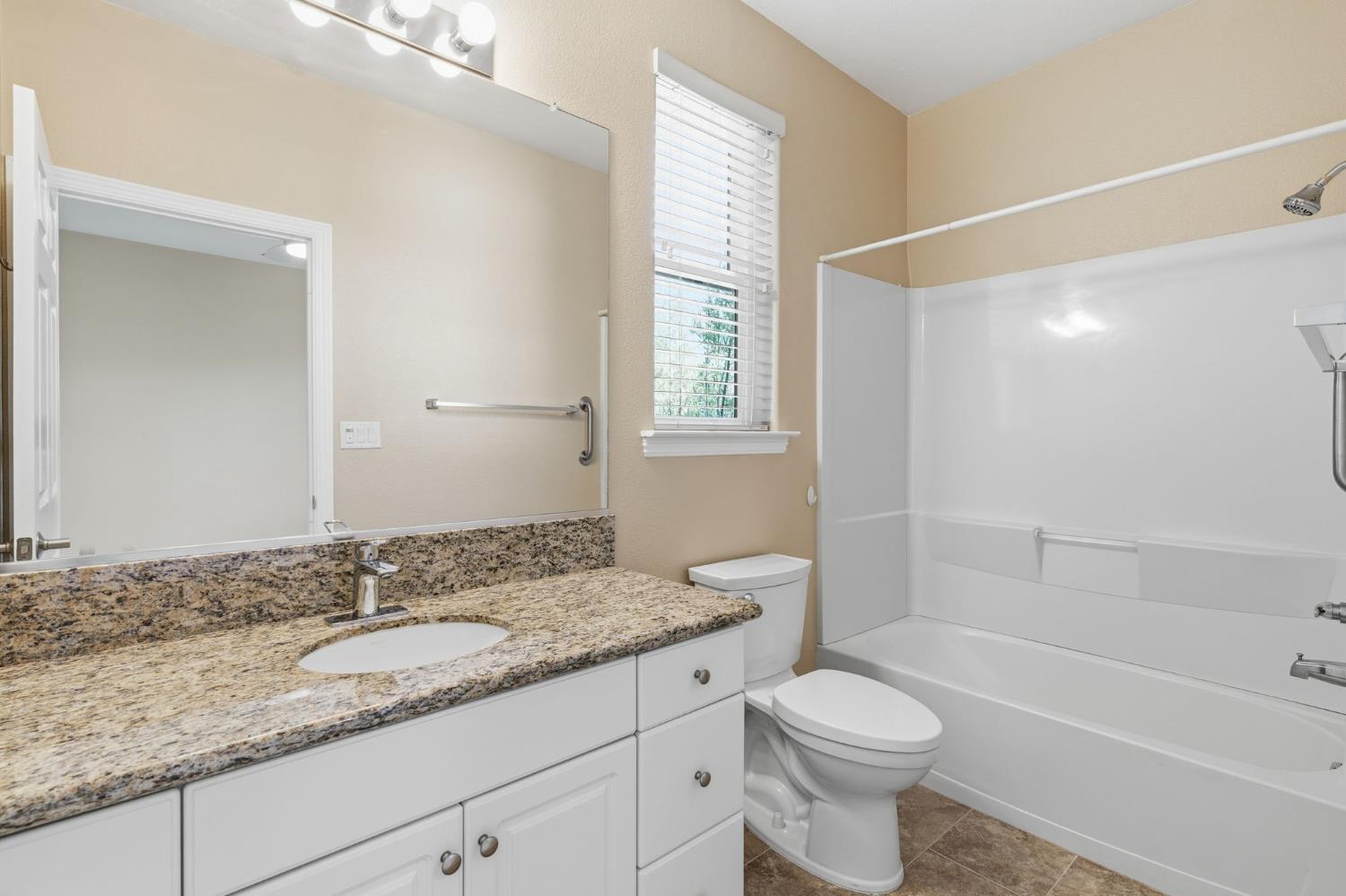 2038 Austin Ave, Clovis, CA 93611