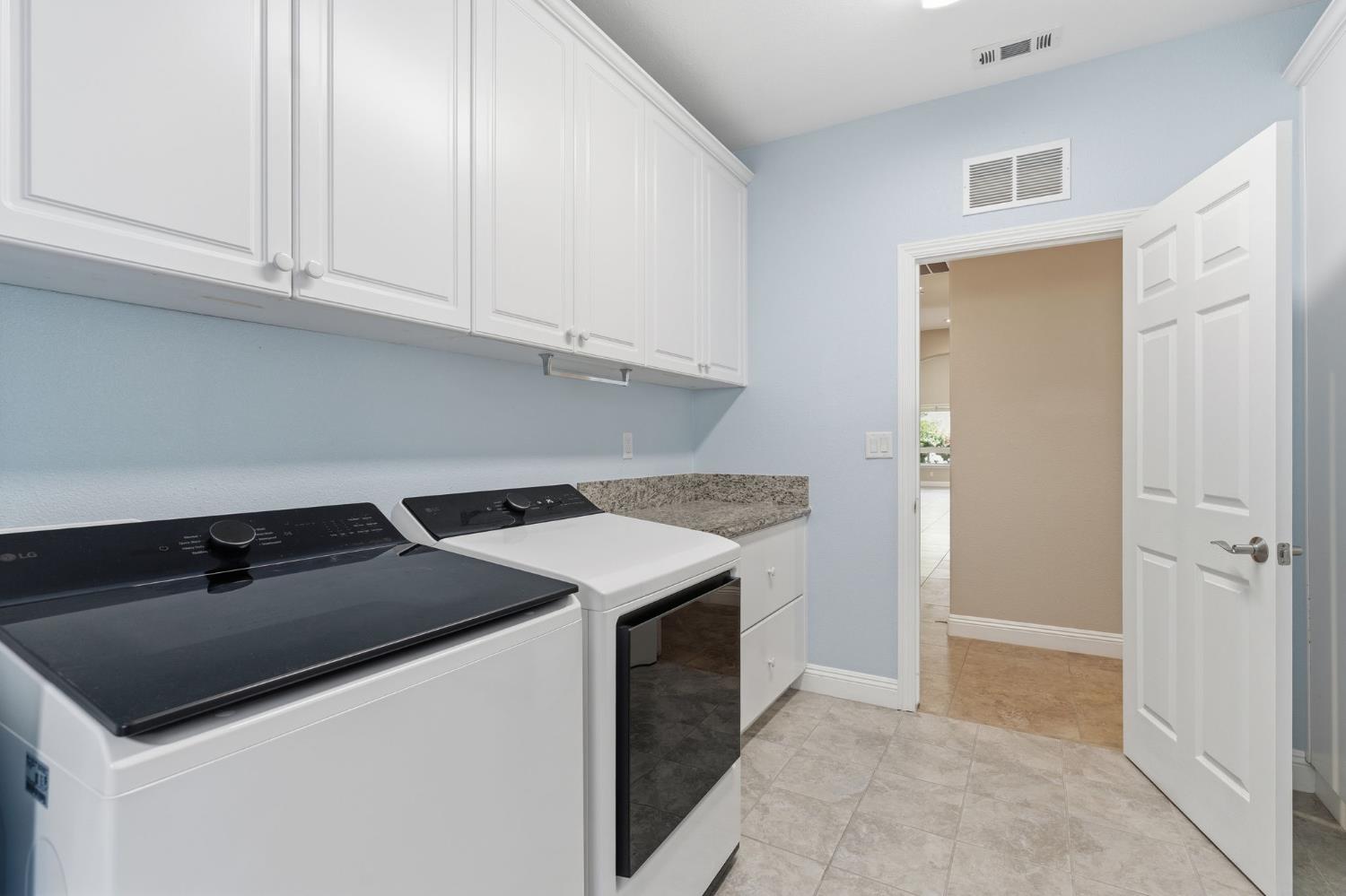 2038 Austin Ave, Clovis, CA 93611