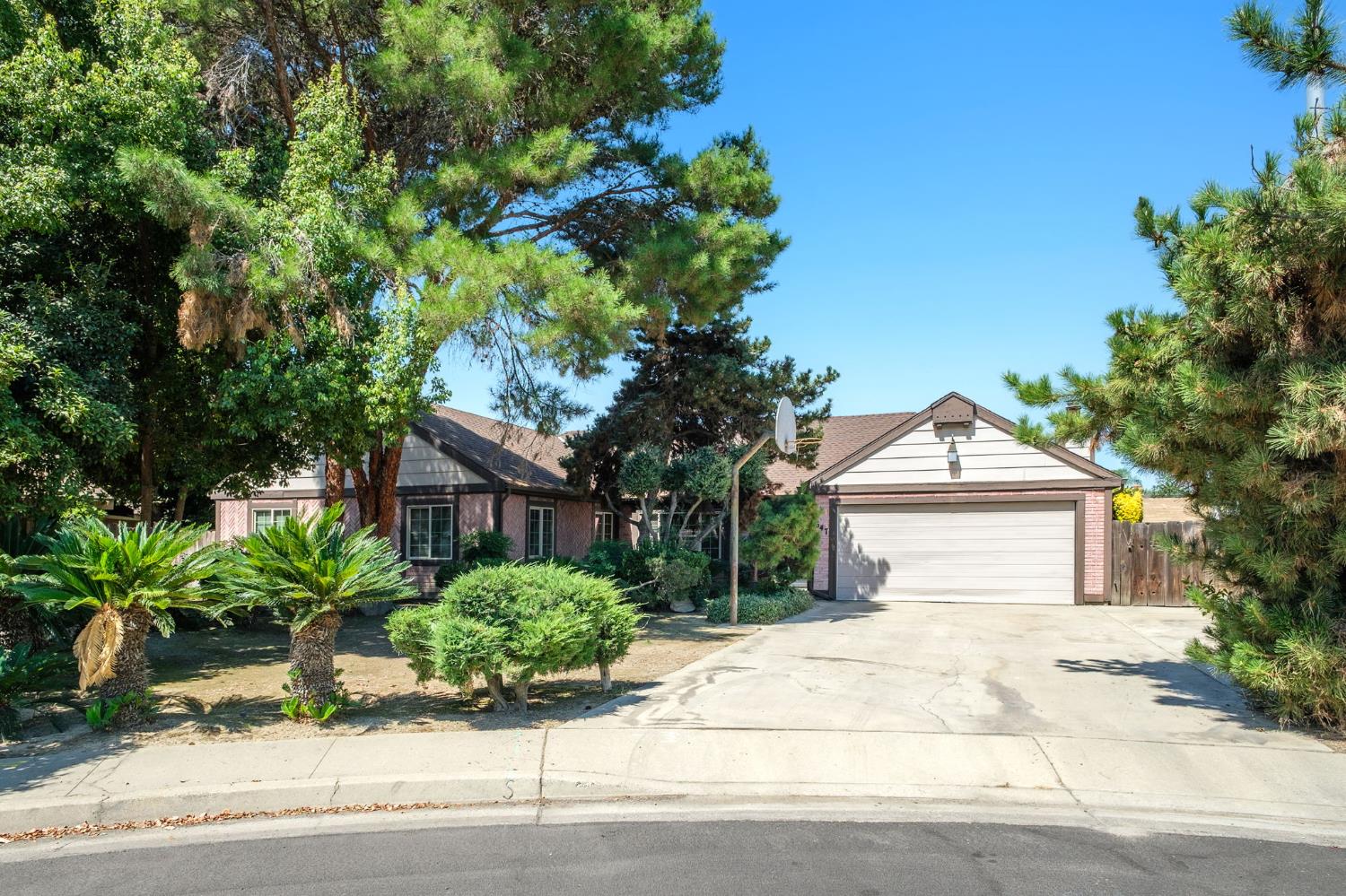 647 W Sycamore Ct, Reedley, CA 93654