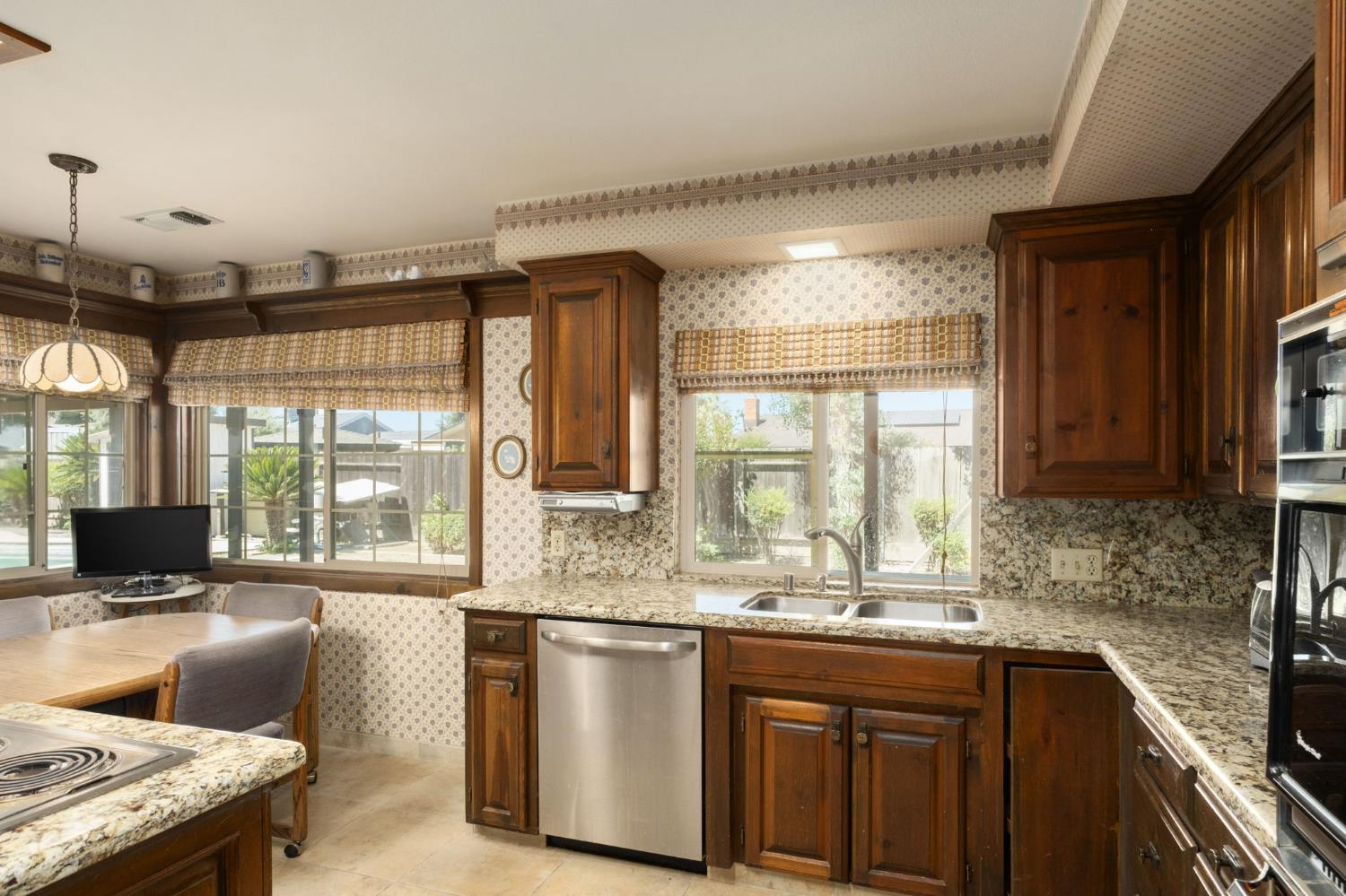 647 W Sycamore Ct, Reedley, CA 93654