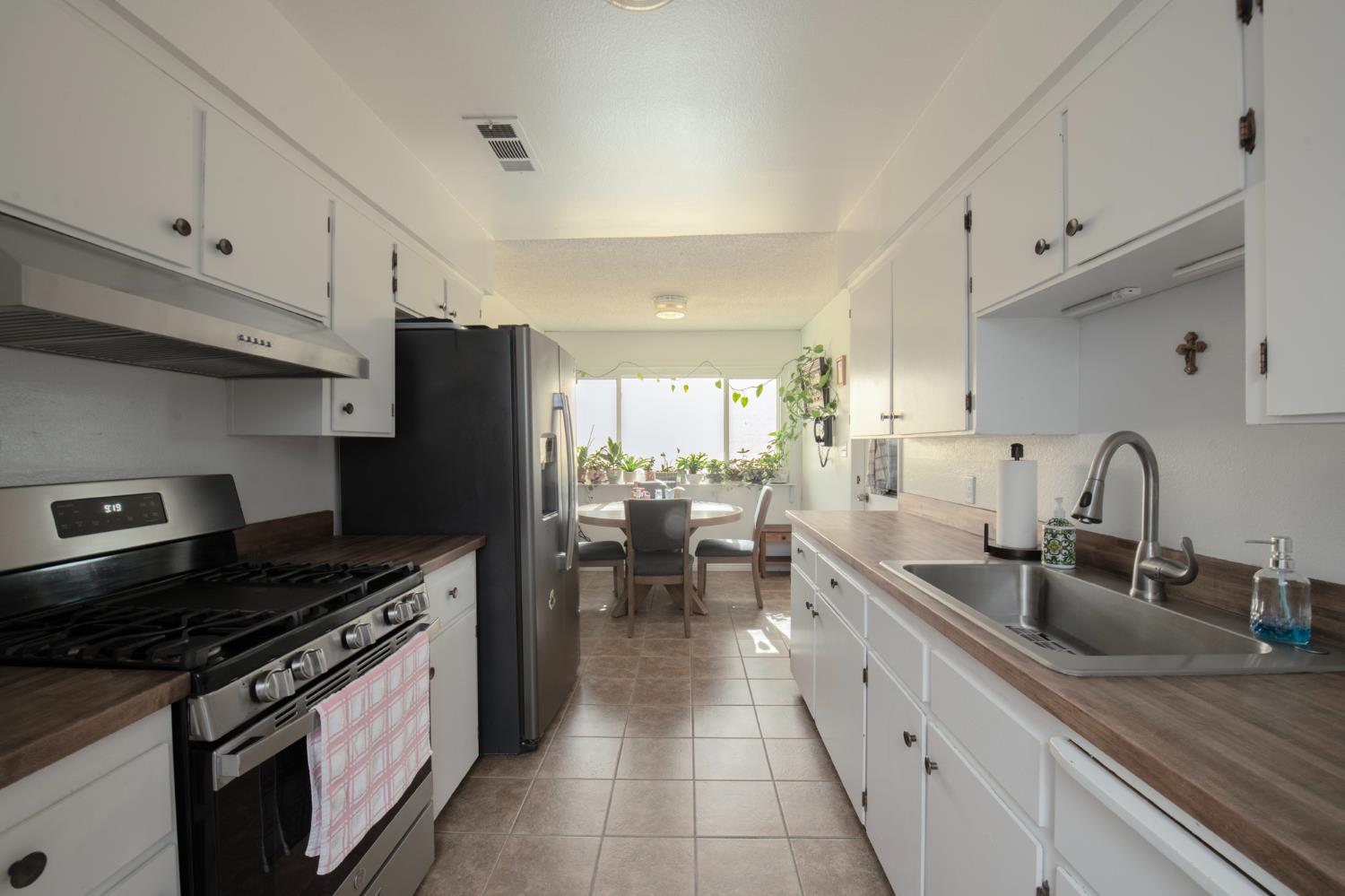 3056 W Acacia Ave, Fresno, CA 93722