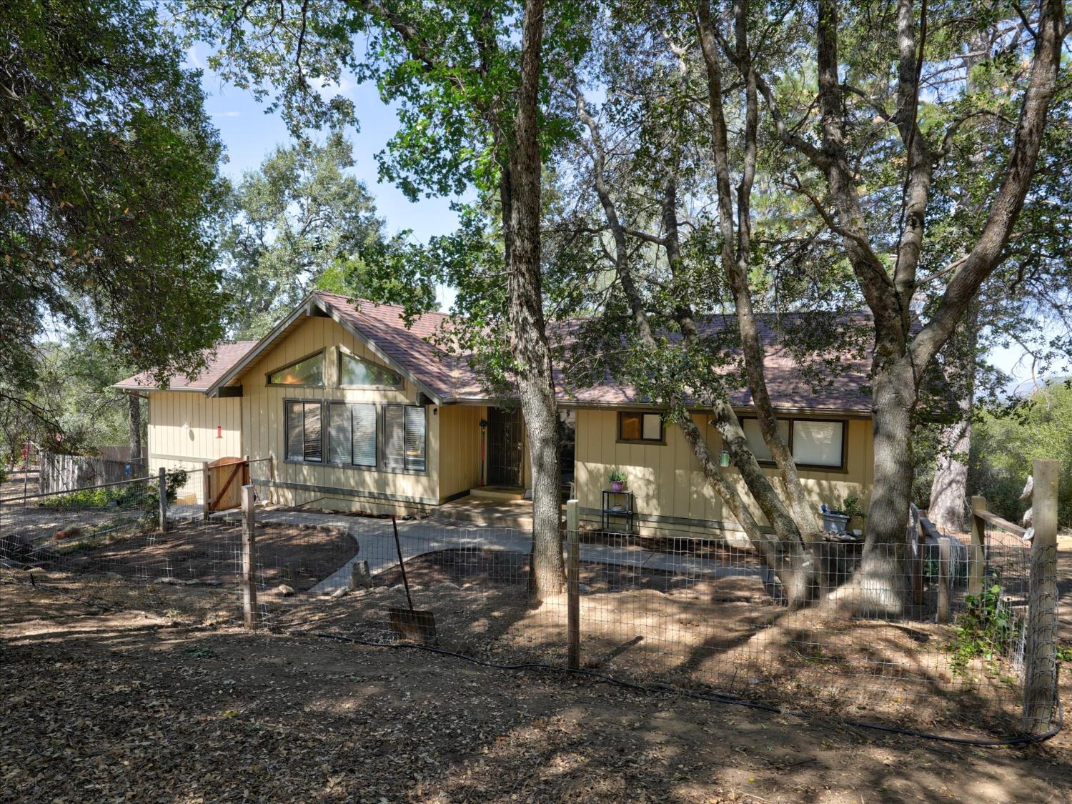 40528 Jean Rd W, Oakhurst, CA 93644