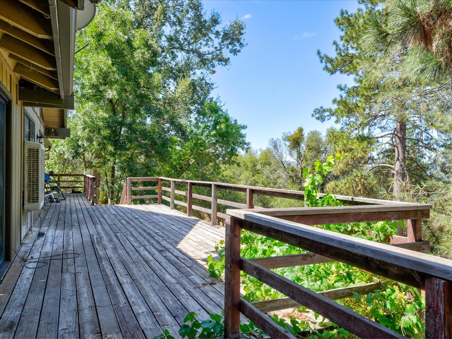 40528 Jean Rd W, Oakhurst, CA 93644
