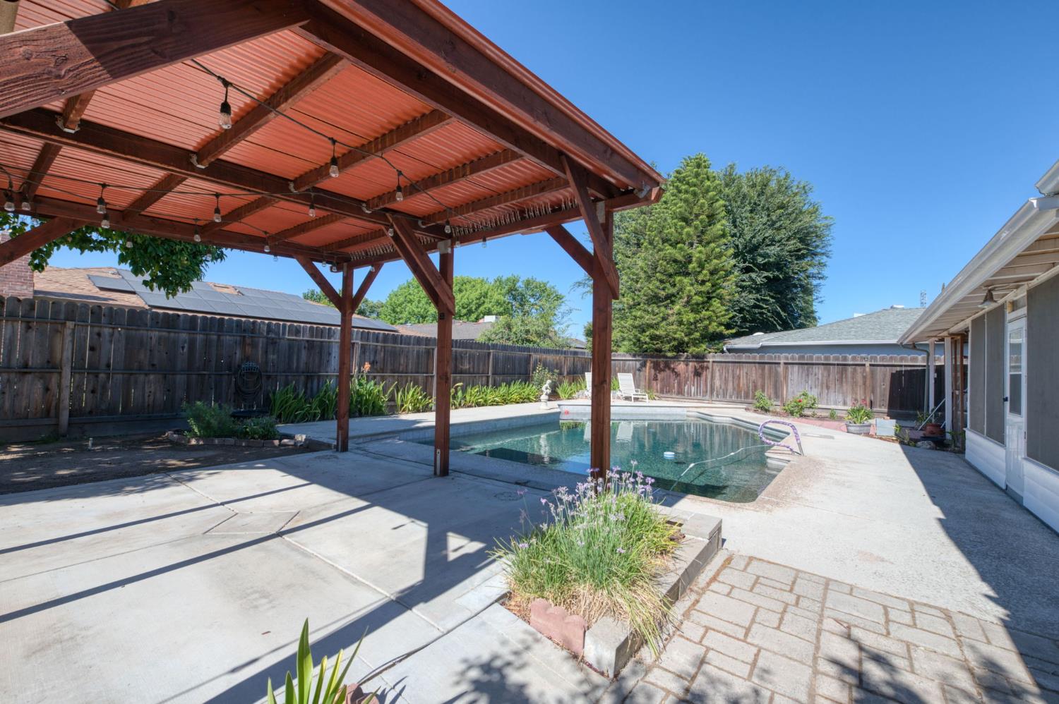 1108 E Sierra Ave, Fresno, CA 93710